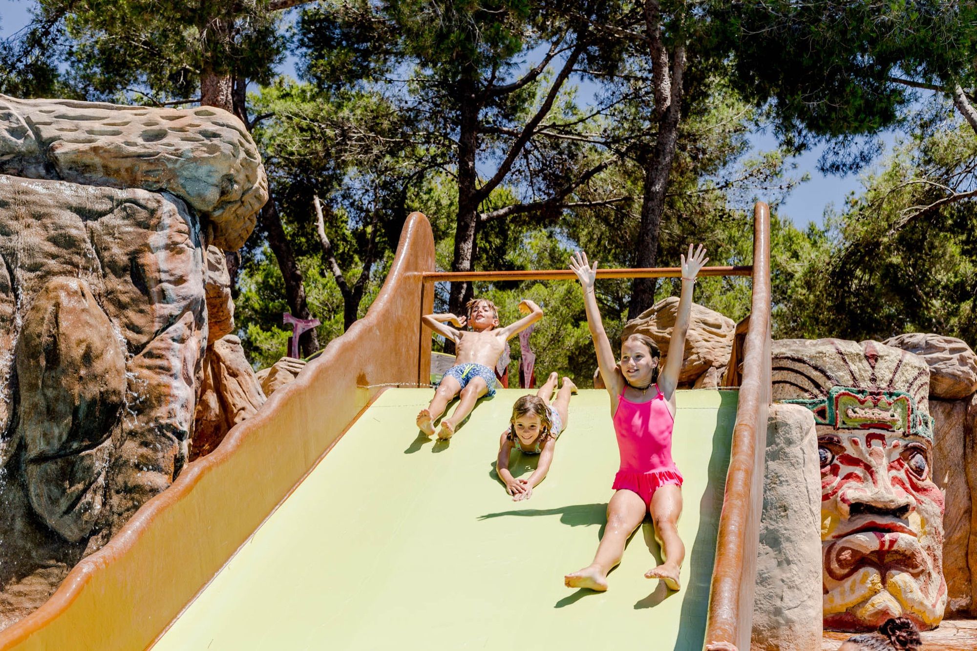 Children on a wide slide at Aqualand El Arenal