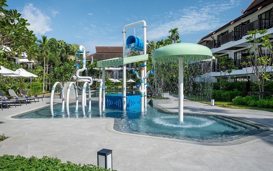 Children's splash pool