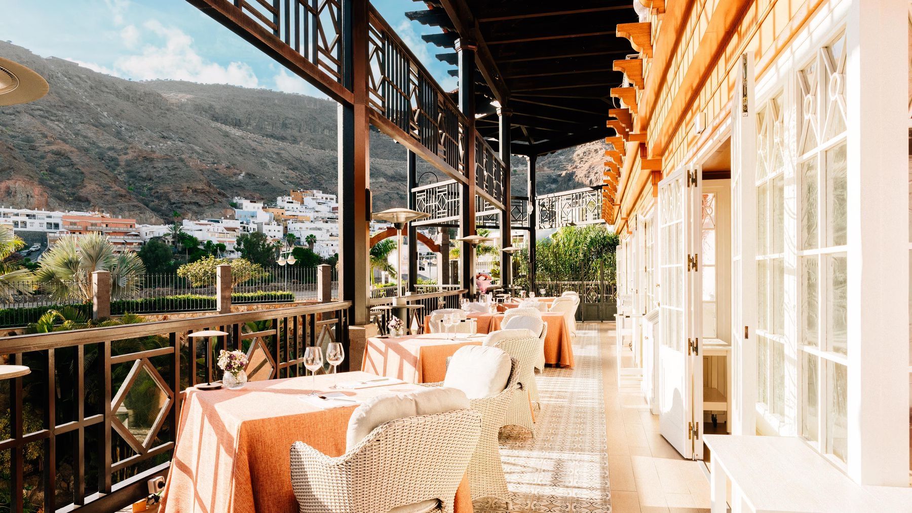 Los Guayres restaurant terrace with mountain views