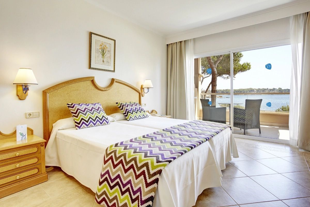 Twin room with terrace and sea glimpse, Grupotel Santa Eulària