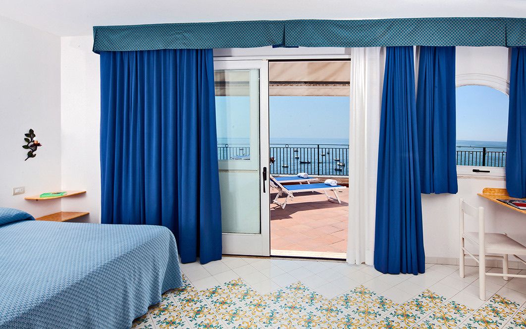 Superior room opening onto a sea-view terrace