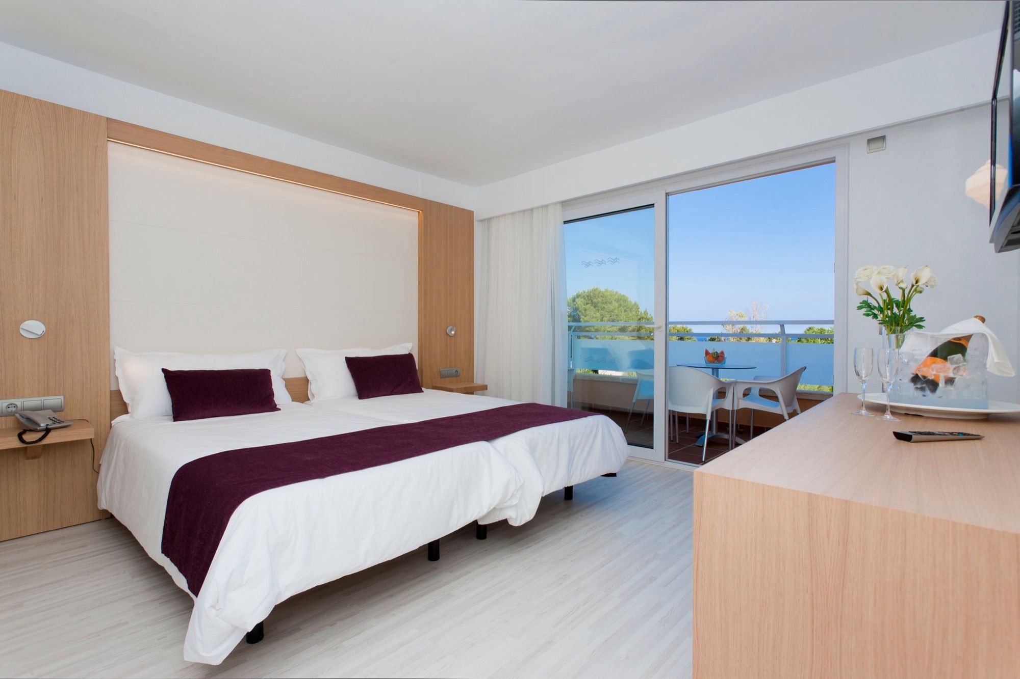 Family suite bedroom with sea-view balcony, Insotel Cala Mandía