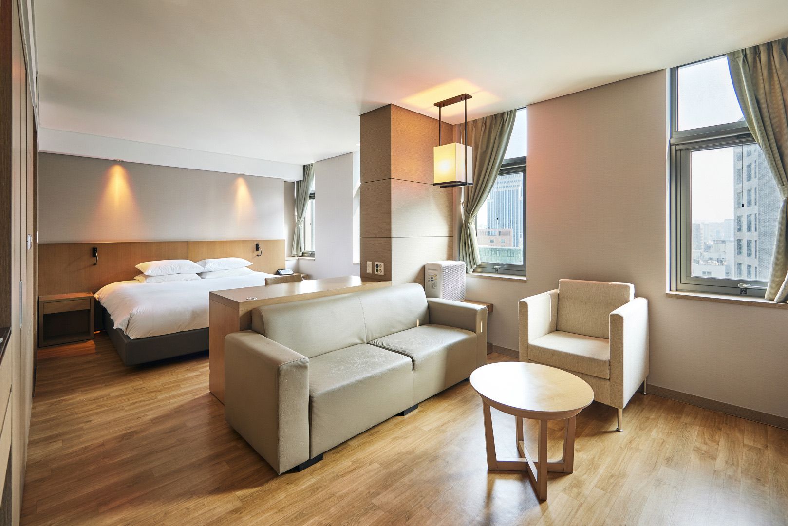 Suite with a double bed and sitting area