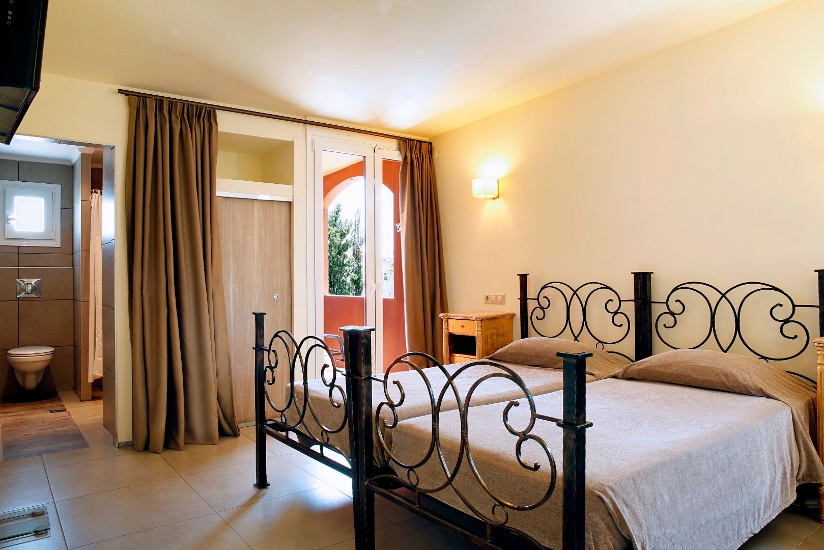 Double room with wrought-iron bed