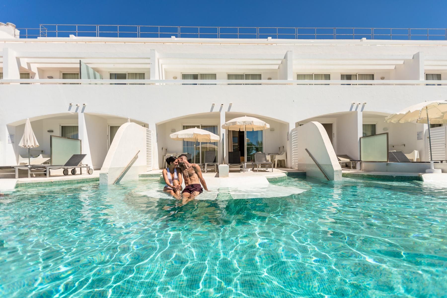 Swim-up rooms opening onto the pool, Sirenis Seaview