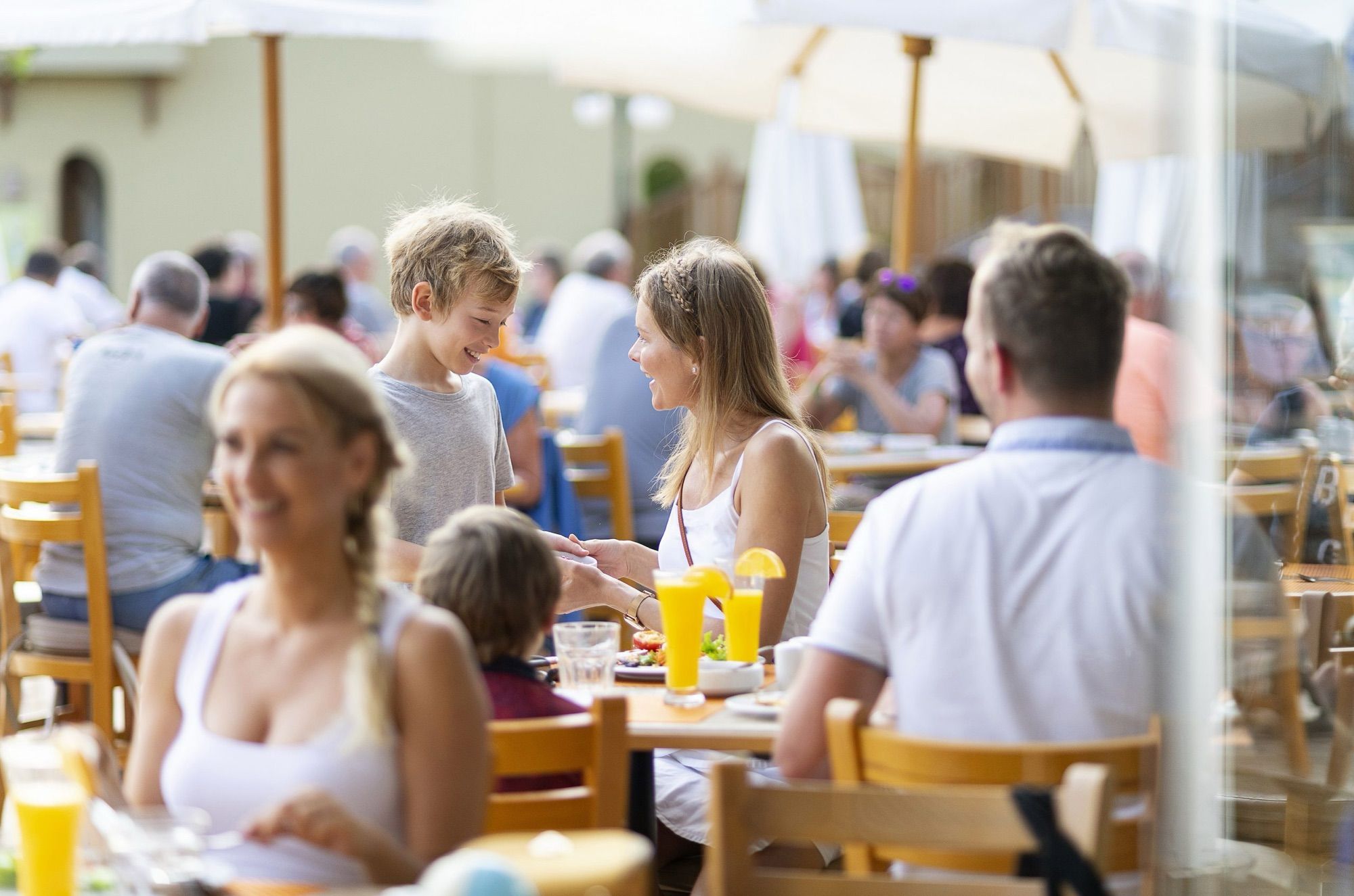 Couple dining on the garden restaurant terrace at Fayrouz Plaza