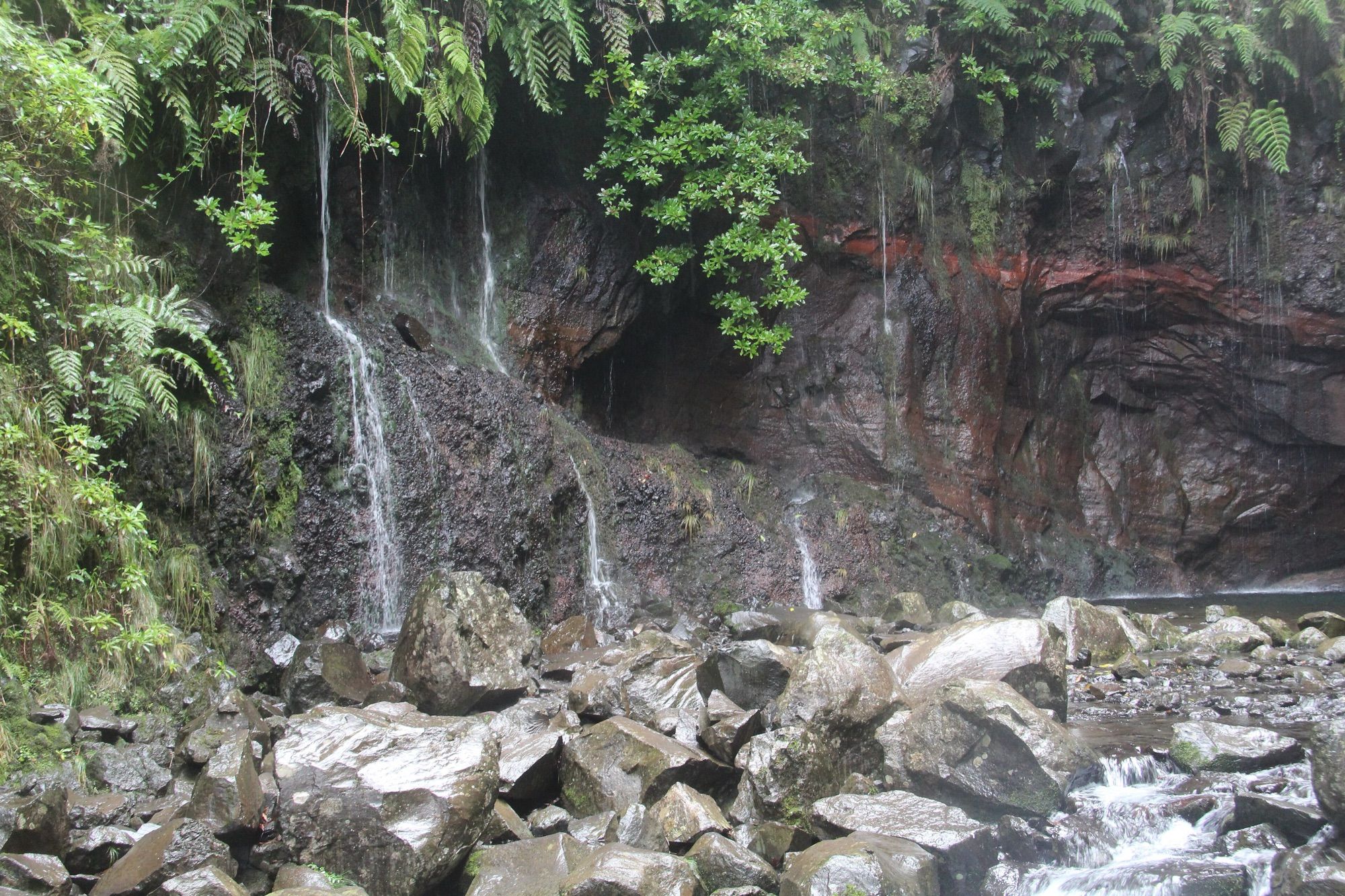 Springs trickling down the cliff at the end of the 25 Fontes walk