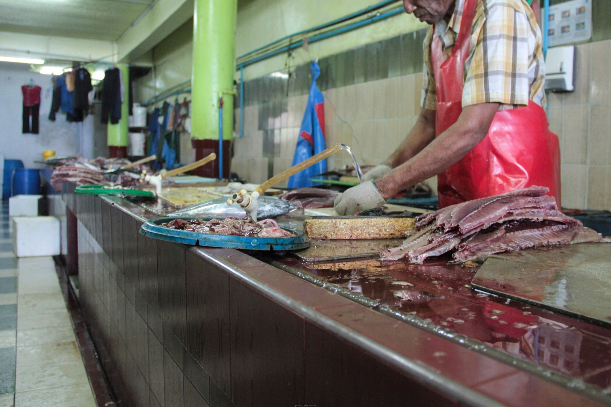 Fresh tuna being prepared at Malé fish market